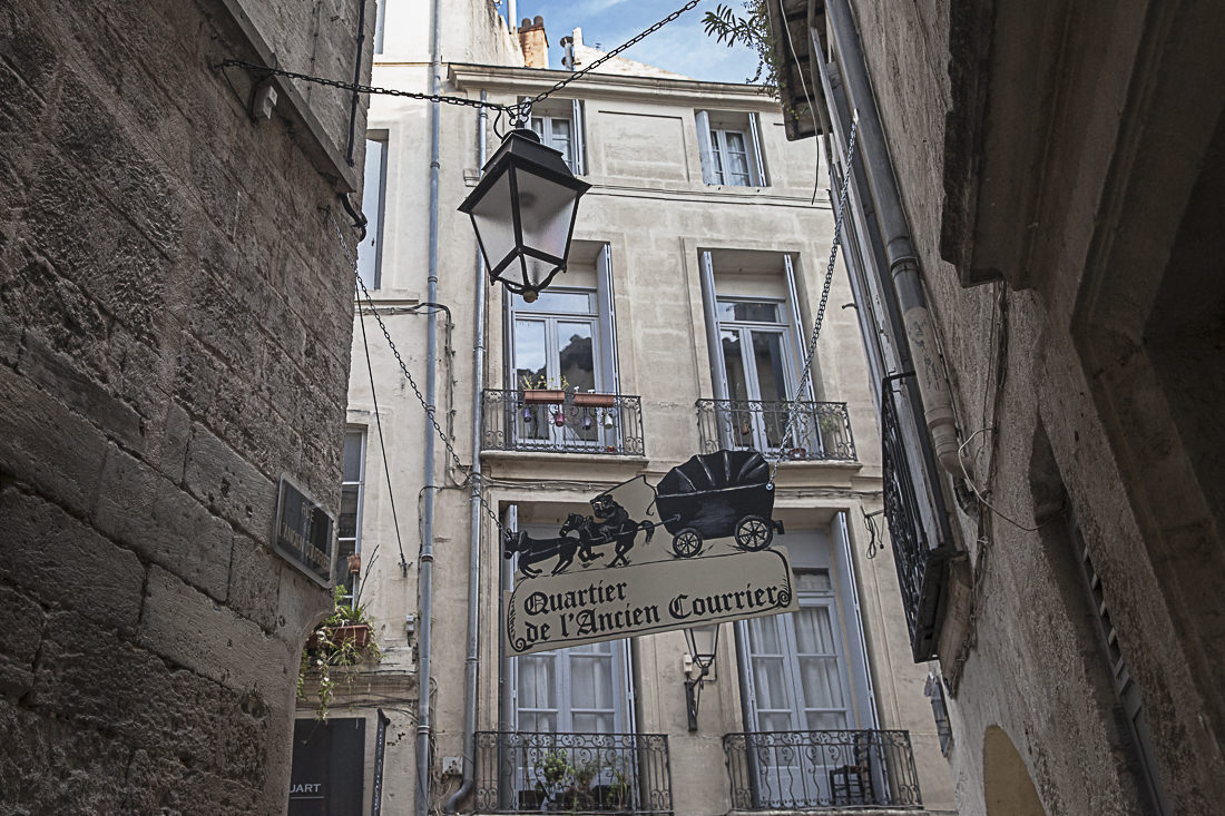 Dans la vieille ville de Montpellier, se balader et explorer