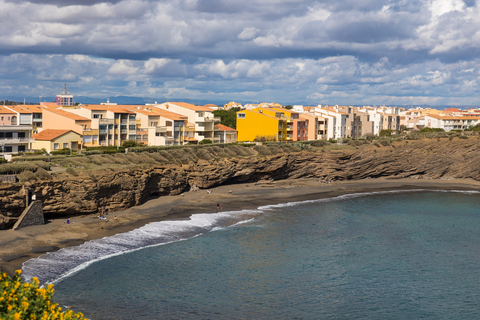 Plage de Grande-Conque en roche basaltique au Cap d’Agde