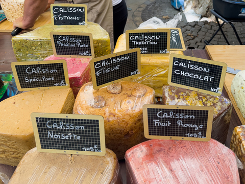 Boutique Calisson au marché public de la place Richelme, Aix-en-Provence