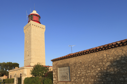 Phare de la Garoupe à Antibes contre un ciel bleu