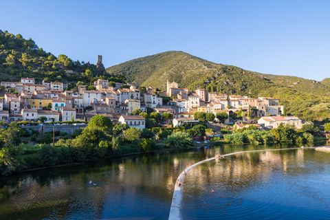 Vue en fin de journée du village médiéval de Roquebrun au bord de l’Orb dans le Parc Naturel Régional du Haut-Languedoc