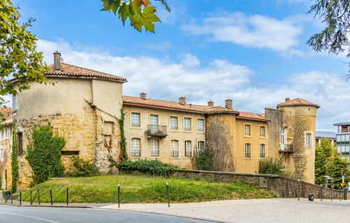 Les remparts et bâtiments historiques du Château-Vieux de Bayonne, entourés de verdure.