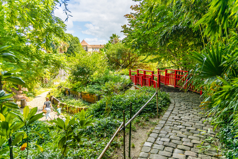 Le jardin botanique de Bayonne, avec ses allées pavées, sa végétation luxuriante et son petit pont rouge.