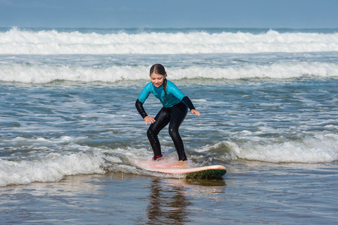 petite fille apprenant à surfer