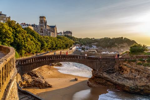 Biarritz, France. Vue sur le célèbre pont de pierre rocher du Basta