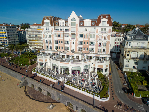 Vue aérienne de l’emblématique Grand Hôtel Thalasso et Spa à Saint-Jean-de-Luz
