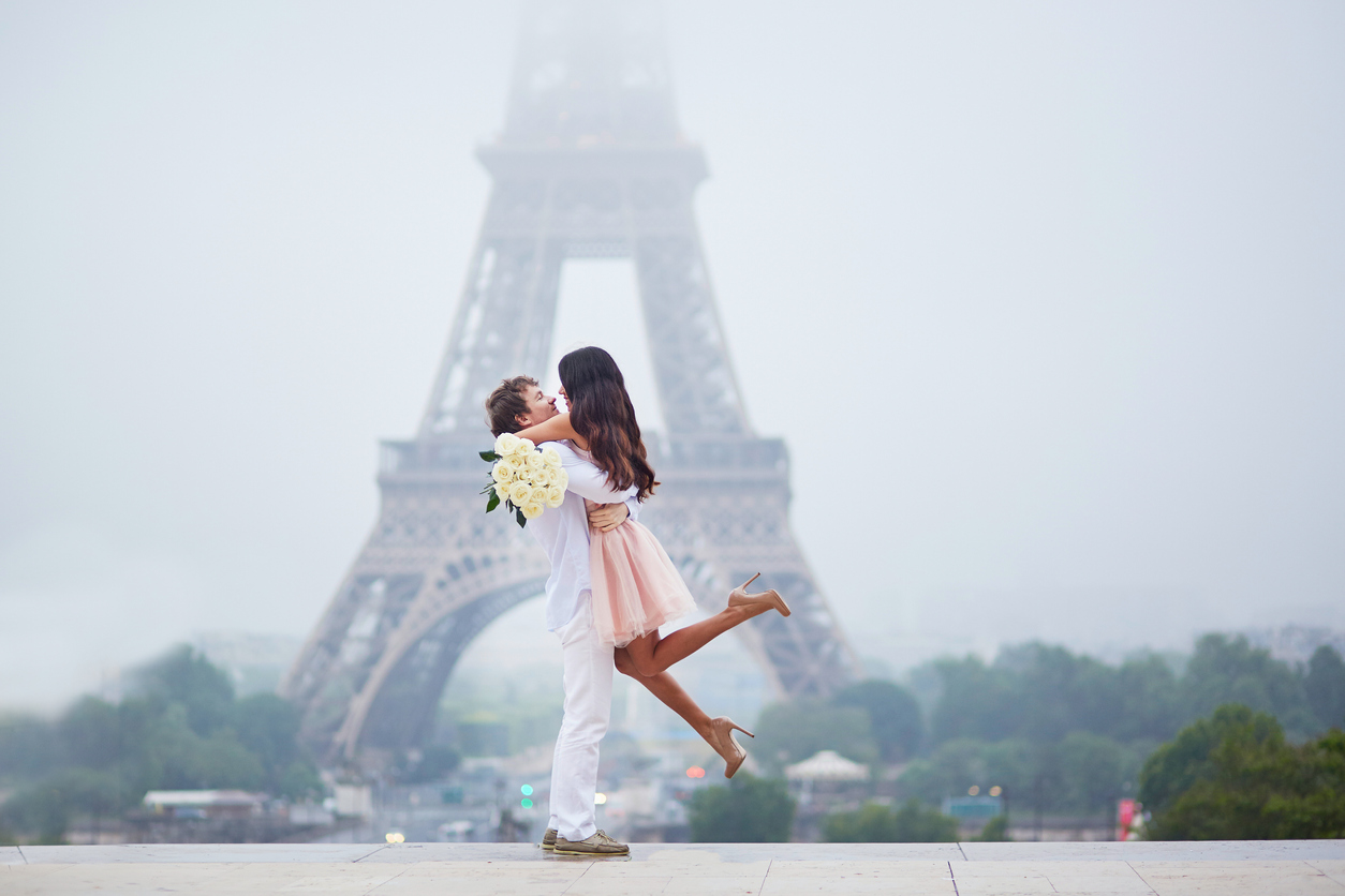 Couple romantique à Paris - vue tour eiffel