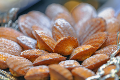Madeleines de Dax fraîchement cuites avec sucre glace