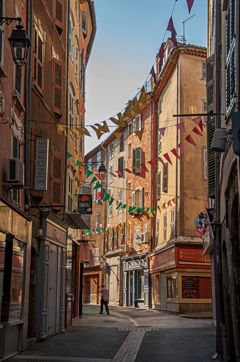Vue de l’allée avec les maisons en rangée et les piétons à Draguignan