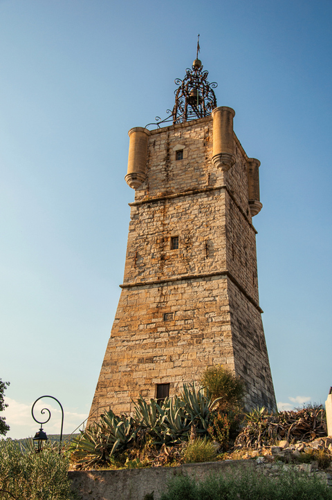 Vue de la tour de l’horloge en pierre sur la colline avec la végétation à Draguignan