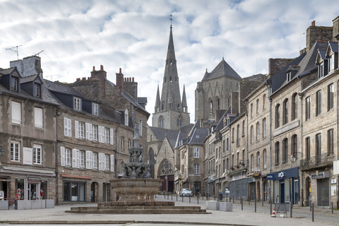Fontaine de Plomée avec la basilique Notre-Dame de Bon-Secours de Guingamp