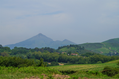 Montagne de la Rhune, depuis le sentier de randonnée GR10, à Urrugne, au Pays Basque