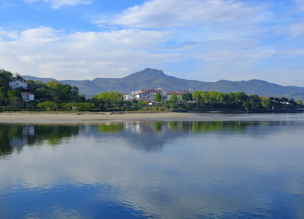 Hendaye se reflète dans la baie de Txingudi