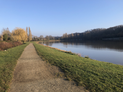 Un sentier pédestre le long du lac de Tuffé Val de la Chéronne, dans la Sarthe, en France