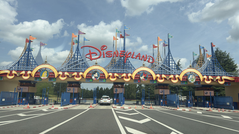 Tous types de contenu Rechercher des millions d’images et de vidéos garanties sans contenu généré par l’IA.  Rechercher par image ou vidéo Entrée à Disneyland Paris avec péage et véhicule