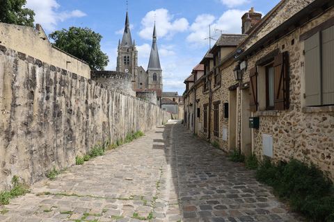 Dourdan, rue pavée typique