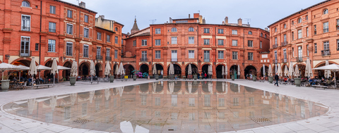 Place Nationale au coucher du soleil à Montauban dans le Tarn et Garonne, Occitanie, France