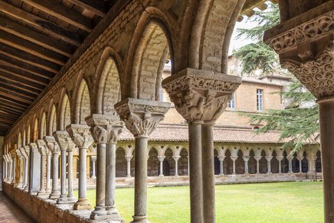 Cloître de l’abbaye Saint-Pierre montrant des chapiteaux sculptés et des arcs romans à Moissac, France
