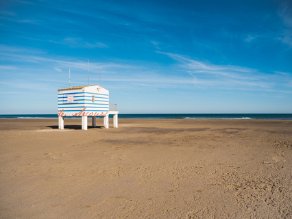 La plage des Chalets à Gruissan, avec un poste de secours face à la mer.