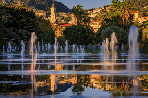 Fontaines réfléchies sur la Promenade du Paillon à Nice, France, au coucher du soleil