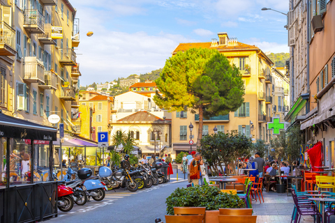 Une section colorée du Vieux Nice, la vieille ville historique, pleine de cafés-terrasses et de boutiques dans la ville balnéaire méditerranéenne de Nice, en France, le long de la Côte d’Azur, Côte d’Azur
