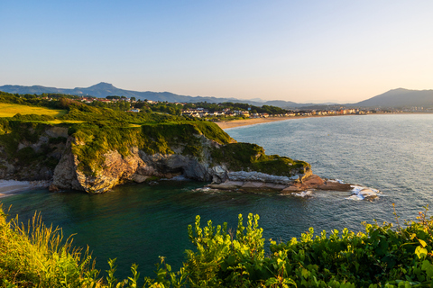 Les pieds dans l’eau d’Hendaye au coucher du soleil depuis le domaine d’Abbadia