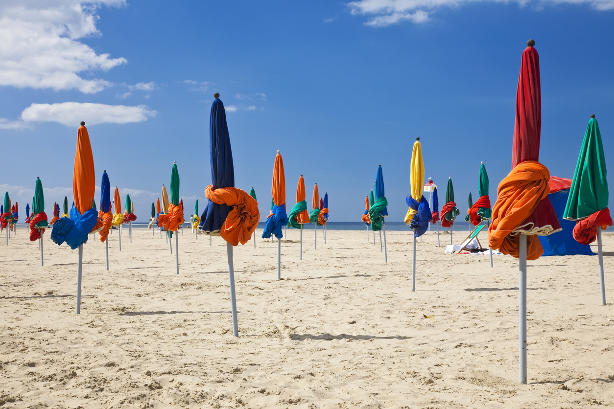 Plage de Deauville en Normandie et ses nombreux parasols colorés