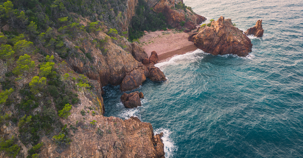 Massif de l’Esterel -Théoule sur Mer -Pointe de l’Aiguille. Estérel Côte méditerranéenne de roches rouges, plage et mer.