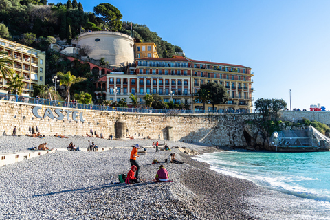 Une journée ensoleillée d’hiver au Castel Plage à Nice avec tour Bellanda en arrière-plan, Nice, France