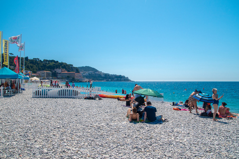 Vue de la plage à Nice sur la mer Méditerranée à Nice