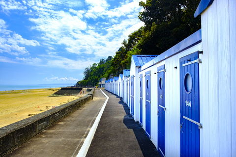 Cabanes de plage à la plage à Etables Sur Mer, Bretagne, France pendant une belle journée d’été