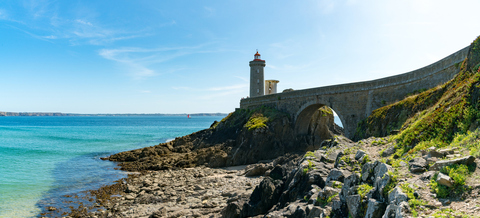 Vue panoramique du phare de Thr Petit Minou sur la côte bretonne