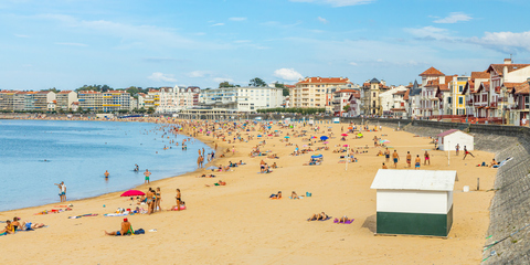 Touristes sur Grande Plage de Saint-Jean-de-Luz