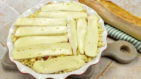 Plat de croziflette au reblochon prêt à être mis au four