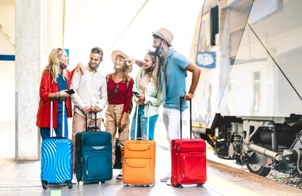 groupe jeunes amis valises colorées quai train joie amitié vacances week end