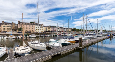 Maisons et bateaux dans le port de Vannes