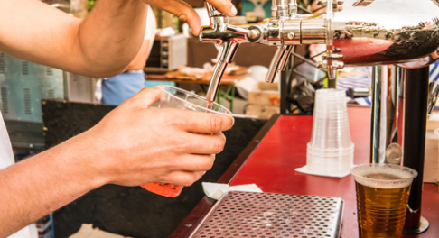 Barman qui sert de la bière