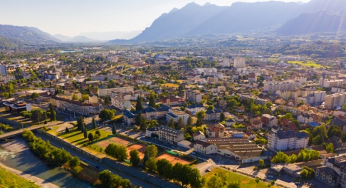 Vue panoramique d’en haut sur la ville Albertville
