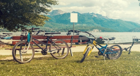 VTT stationnés près du lac d'Annecy