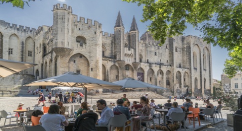 France. Avignon. Touristes dans le Palais des Papes.