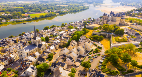Vue aérienne de la ville de Saumur et du château médiéval de Saumur sur les rives de la Loire