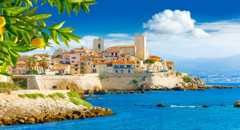 Vue de la ville d’Antibes, Provence, Côte d’Azur, une destination de voyage populaire en Europe -
