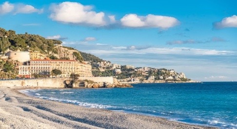 La ville de Nice, vue sur la plage, sur la Riviera Français