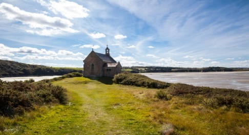 chapelle de St Maurice avec vue sur l’Anse de Morieux