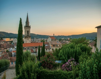 Vue de la ville de Draguignan gracieuse de la colline de la tour de l’horloge