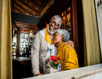 Mari offrant des fleurs à sa femme à la maison