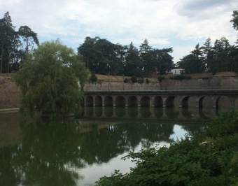 Un lac avec les remparts du Quesnoy