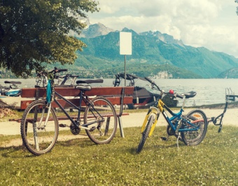 VTT stationnés près du lac d'Annecy