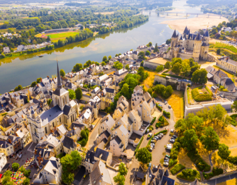 Vue aérienne de la ville de Saumur et du château médiéval de Saumur sur les rives de la Loire