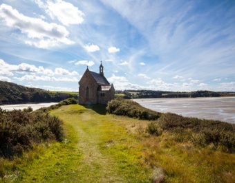 chapelle de St Maurice avec vue sur l’Anse de Morieux